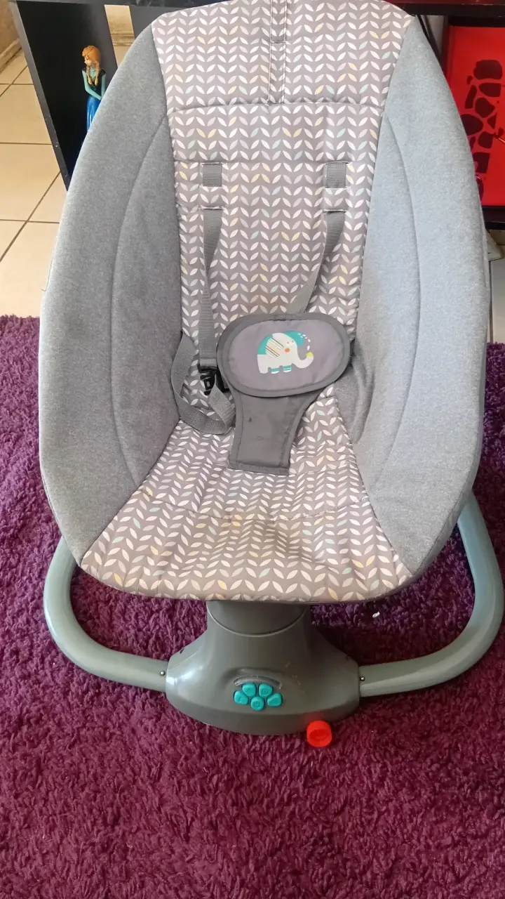 Silla mecedora para bebé gris