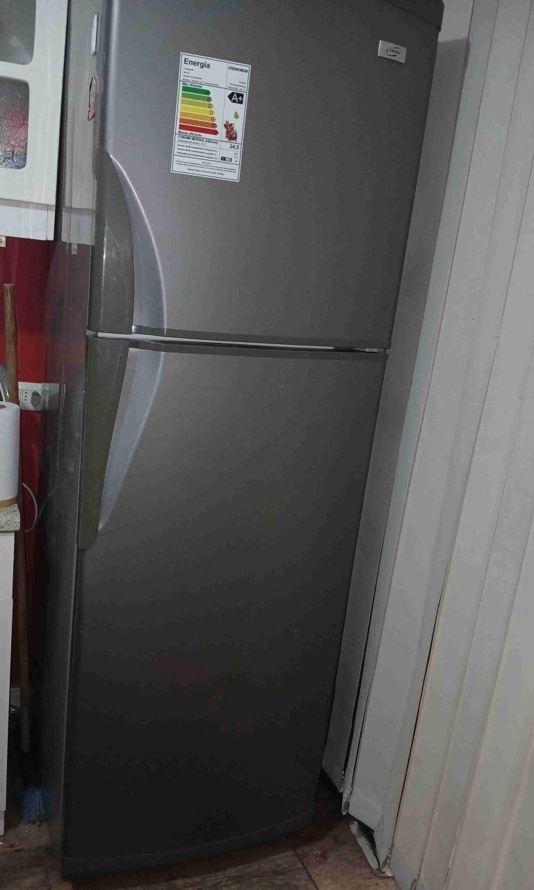 Refrigerador plateado doble puerta - 1