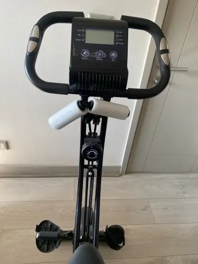Bicicleta estática con monitor LCD - miniatura 1