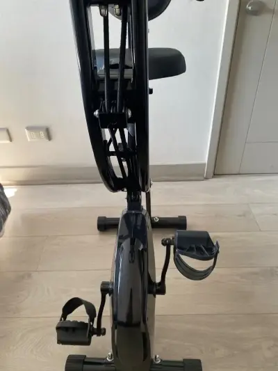 Bicicleta estática con monitor LCD - miniatura 6
