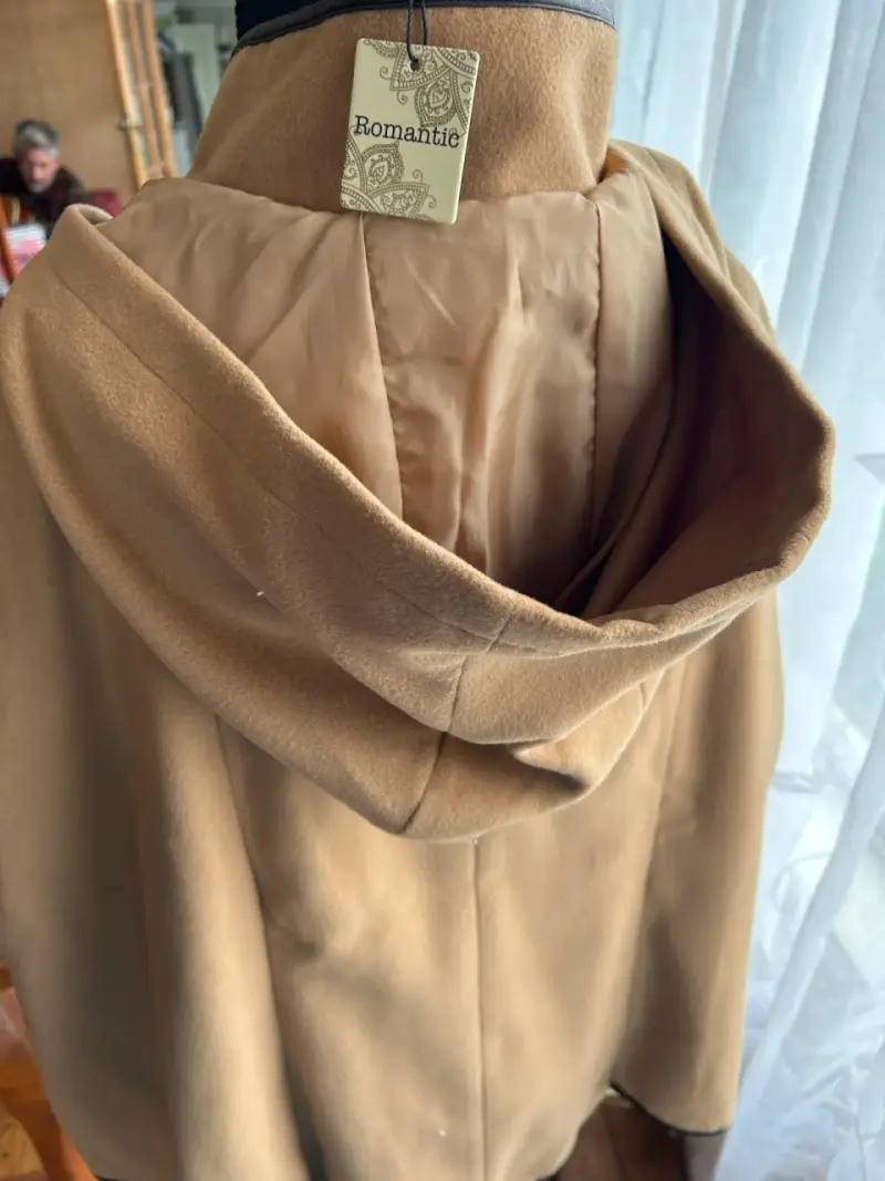 Capa beige con botones metálicos - 3