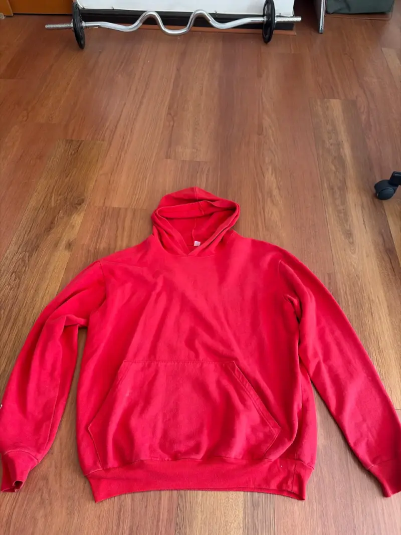 Polerón rojo con capucha y diseño