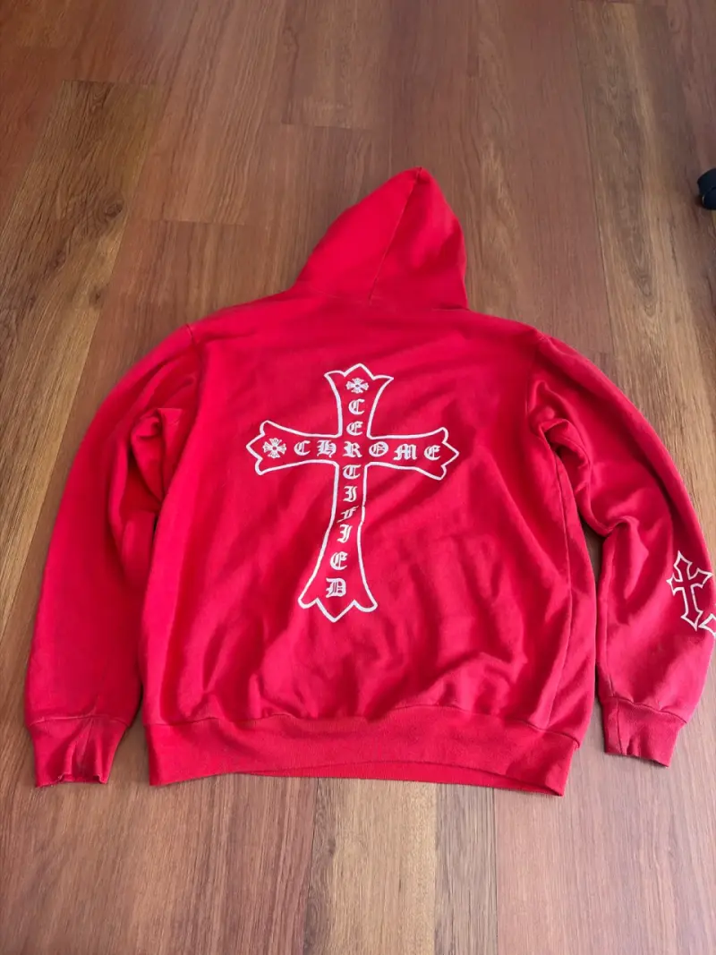 Polerón rojo con capucha y diseño - 2