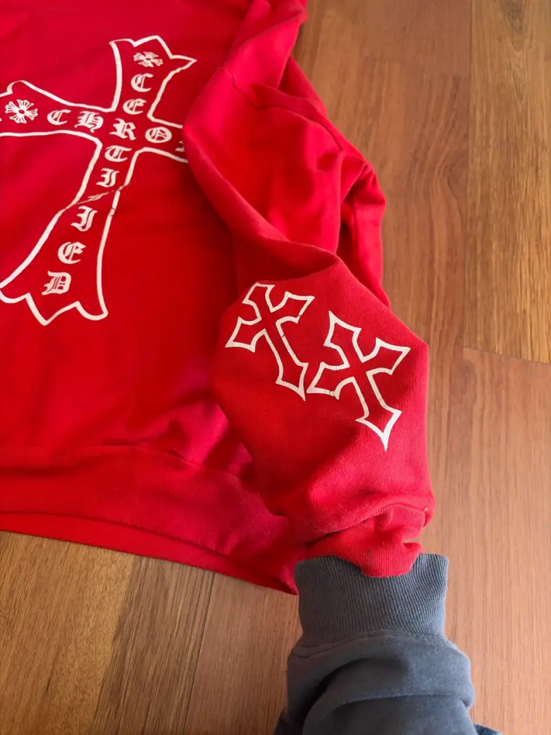 Polerón rojo con capucha y diseño - 3