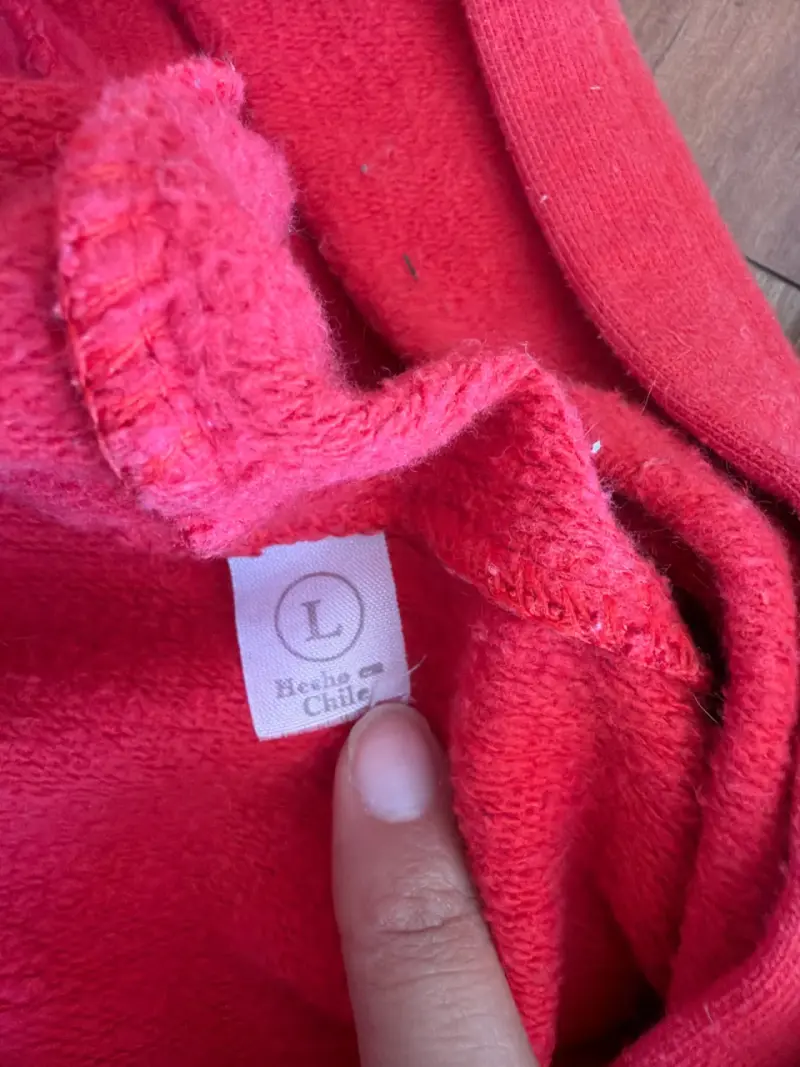 Polerón rojo con capucha y diseño - 4