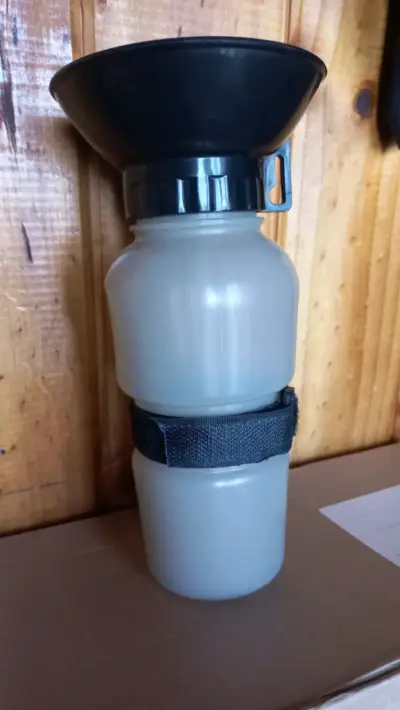 Botella de agua para perros - miniatura 1