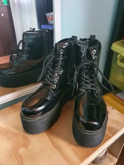 Botas negras de charol con plataforma (6 cm) - miniatura 1
