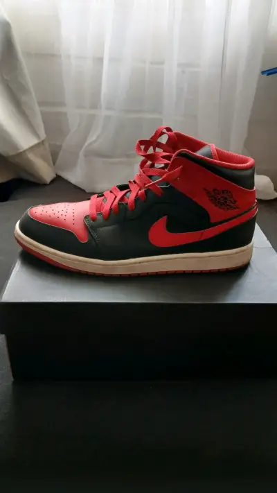 Zapatillas deportivas rojas y negras - miniatura 1