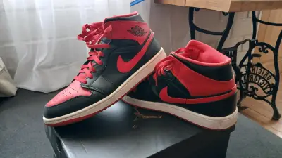 Zapatillas deportivas rojas y negras - miniatura 2