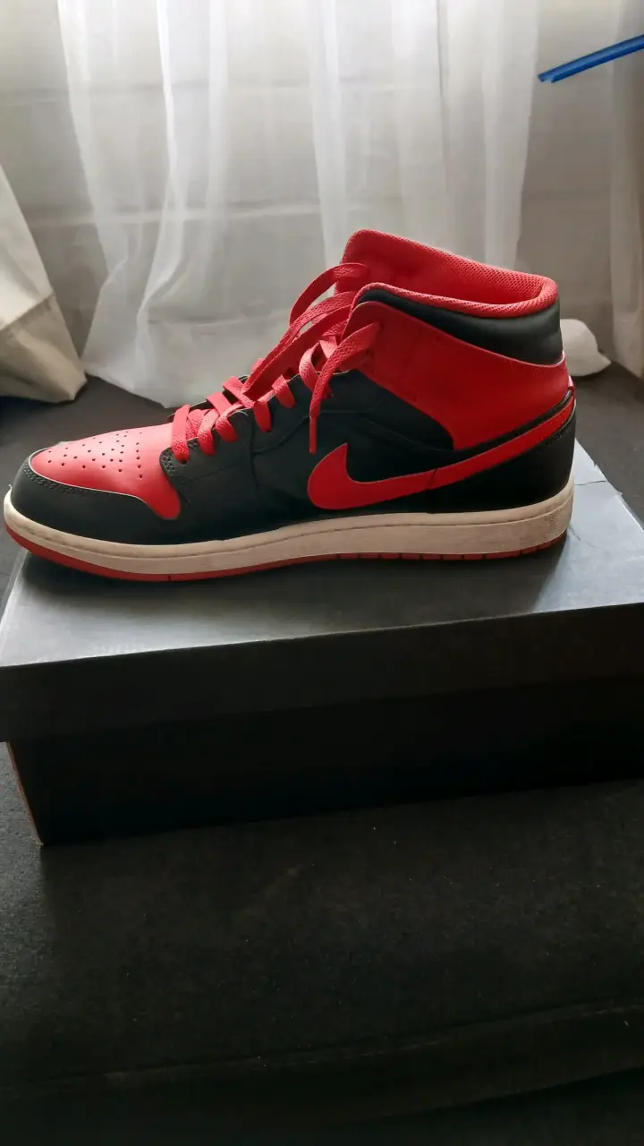 Zapatillas deportivas rojas y negras - 5