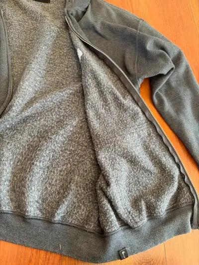 Polerón con capucha gris - miniatura 2