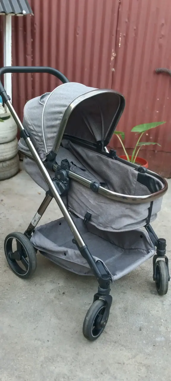 Coche de bebé gris con capota - 1