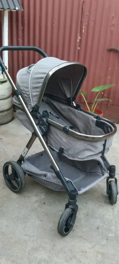 Coche de bebé gris con capota - miniatura 1