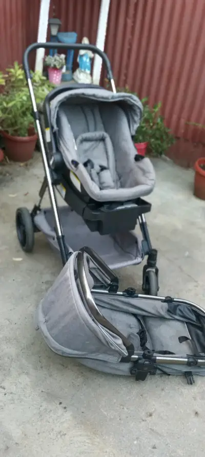 Coche de bebé gris con capota - miniatura 2