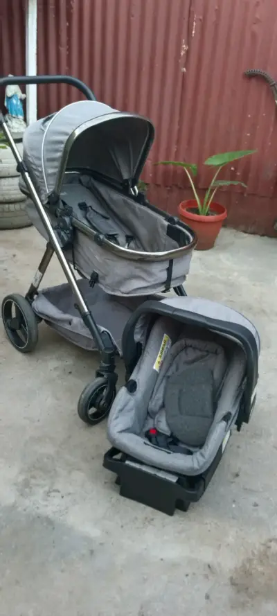 Coche de bebé gris con capota - miniatura 3