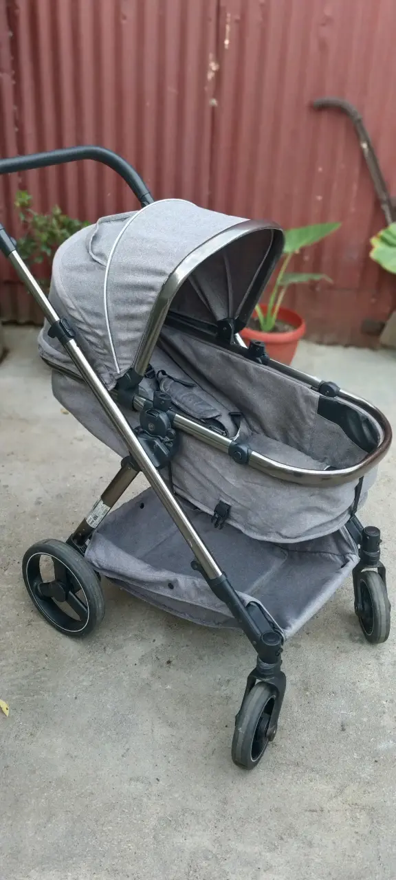 Coche de bebé gris con capota - 4