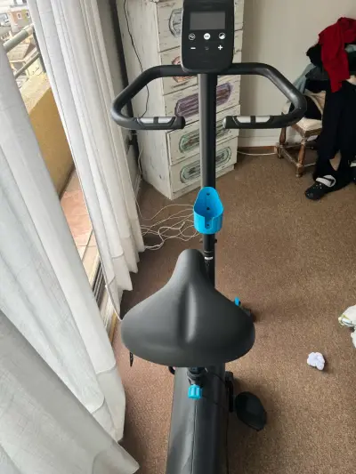 Bicicleta estática con pantalla digital - miniatura 1