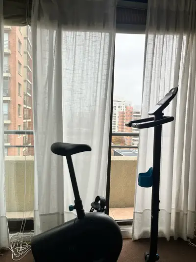 Bicicleta estática con pantalla digital - miniatura 2