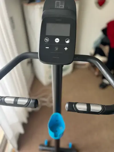 Bicicleta estática con pantalla digital - miniatura 5