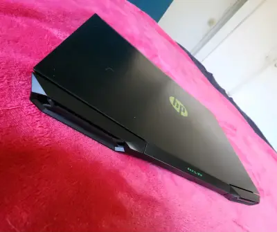 Laptop HP Pavilion negra - miniatura 1