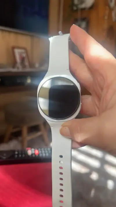 Reloj inteligente blanco - miniatura 1