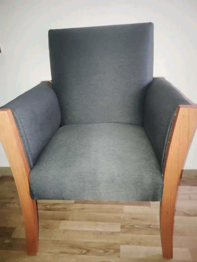 Sillón de tela gris y madera - 2