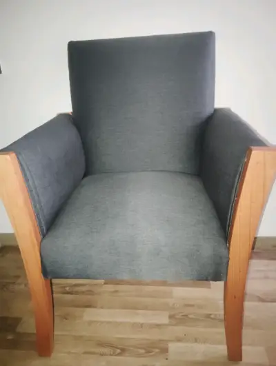 Sillón de tela gris y madera - miniatura 2