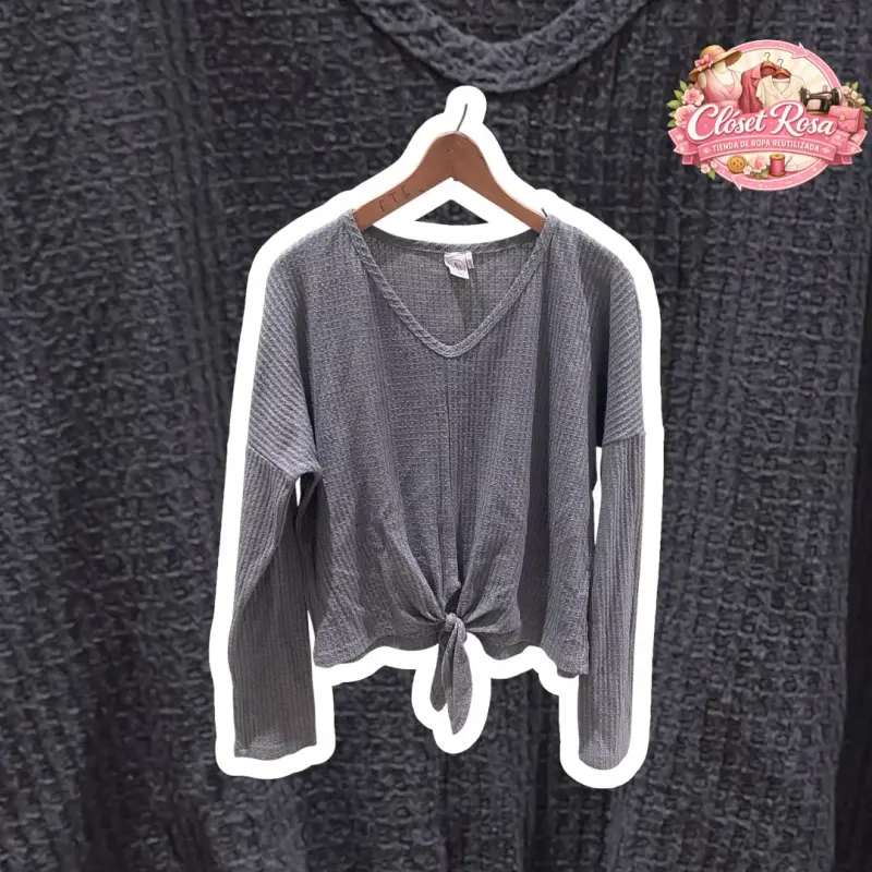 Polera gris con nudo frontal