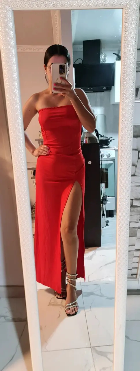 Vestido rojo con abertura alta