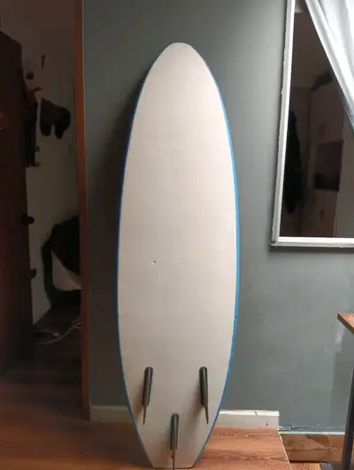 Tabla de surf blanca con quillas - miniatura 1