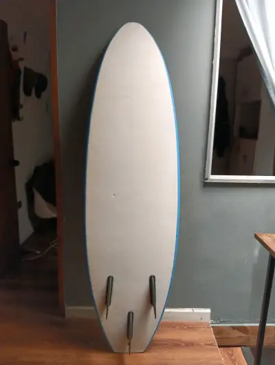Tabla de surf blanca con quillas - miniatura 2