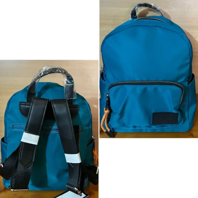 Mochila azul con correas negras