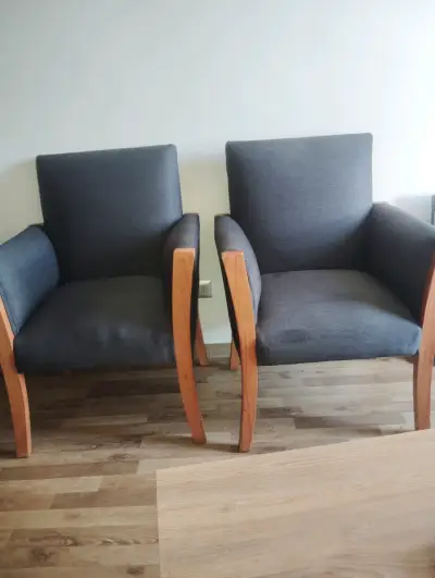 Sillón de tela gris y madera - miniatura 1
