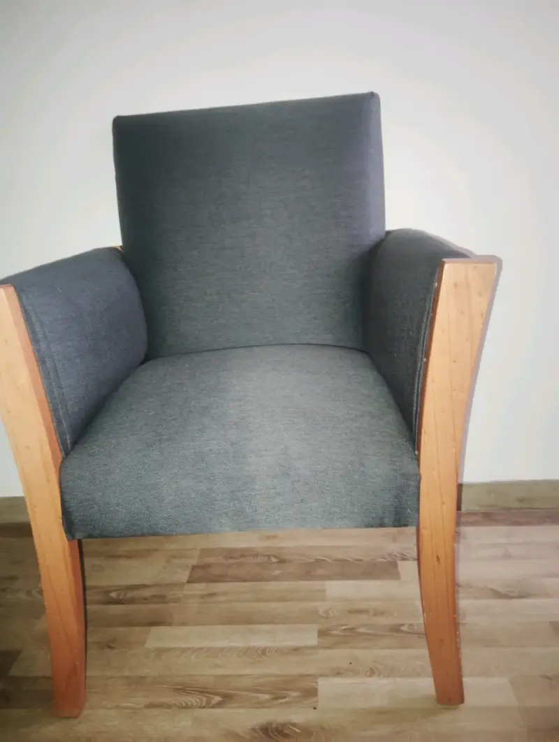Sillón de tela gris y madera - 3