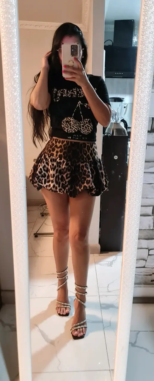 Conjunto Polera negra estampada y falda short