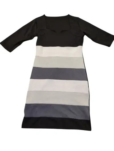Vestido negro con cinturón dorado - miniatura 3