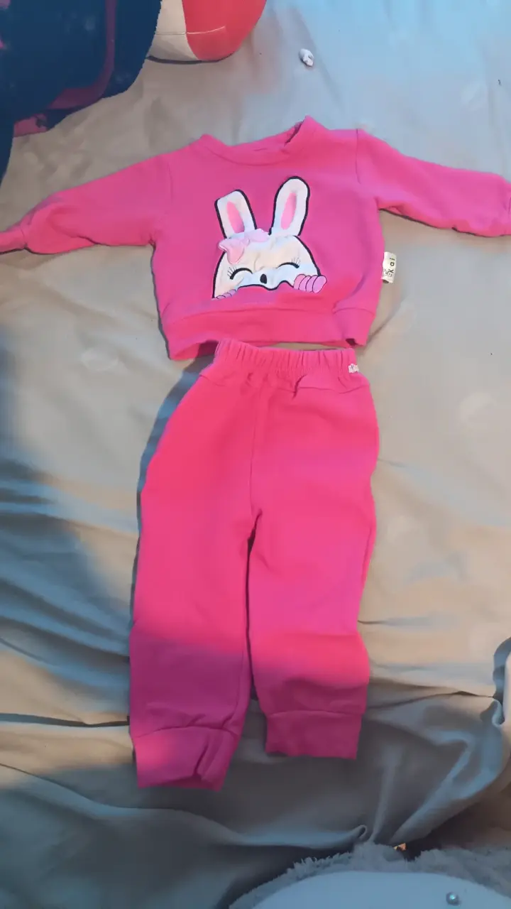 Conjunto polar de conejo rosado