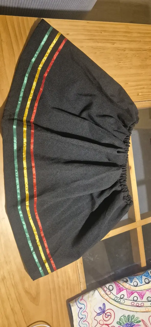 Falda negra con ribetes de colores
