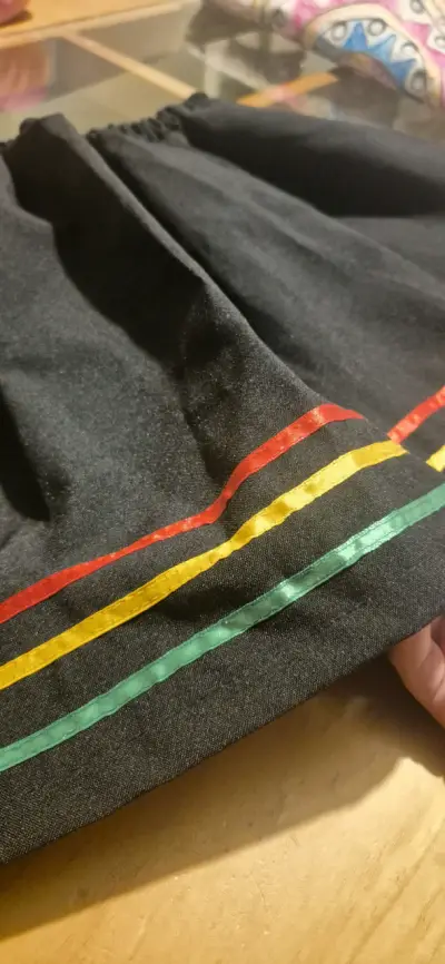 Falda negra con ribetes de colores - miniatura 2
