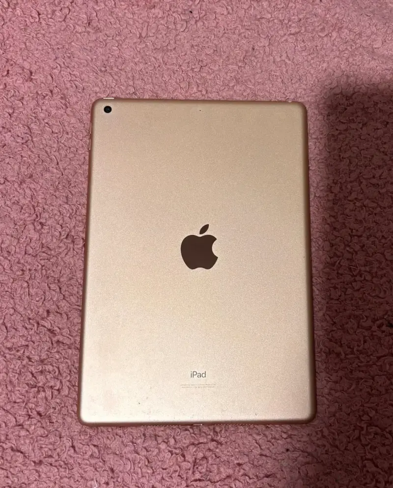 iPad dorado en buen estado - 1