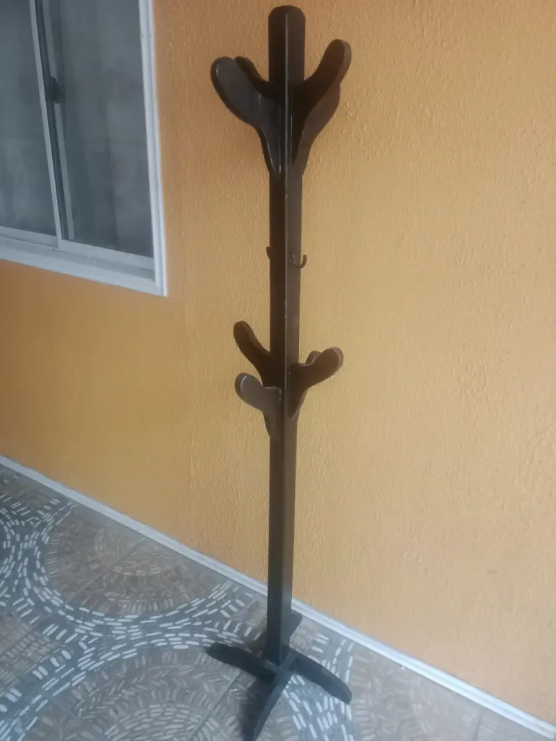 Perchero de madera oscuro - 1