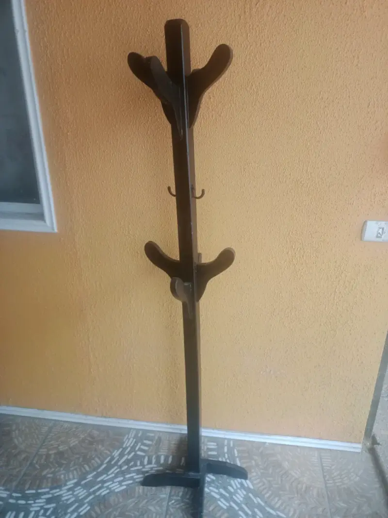 Perchero de madera oscuro - 2