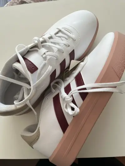 Zapatillas blancas Adidas nuevas - miniatura 2