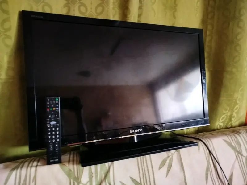 Televisor Sony Bravia con control remoto - 1