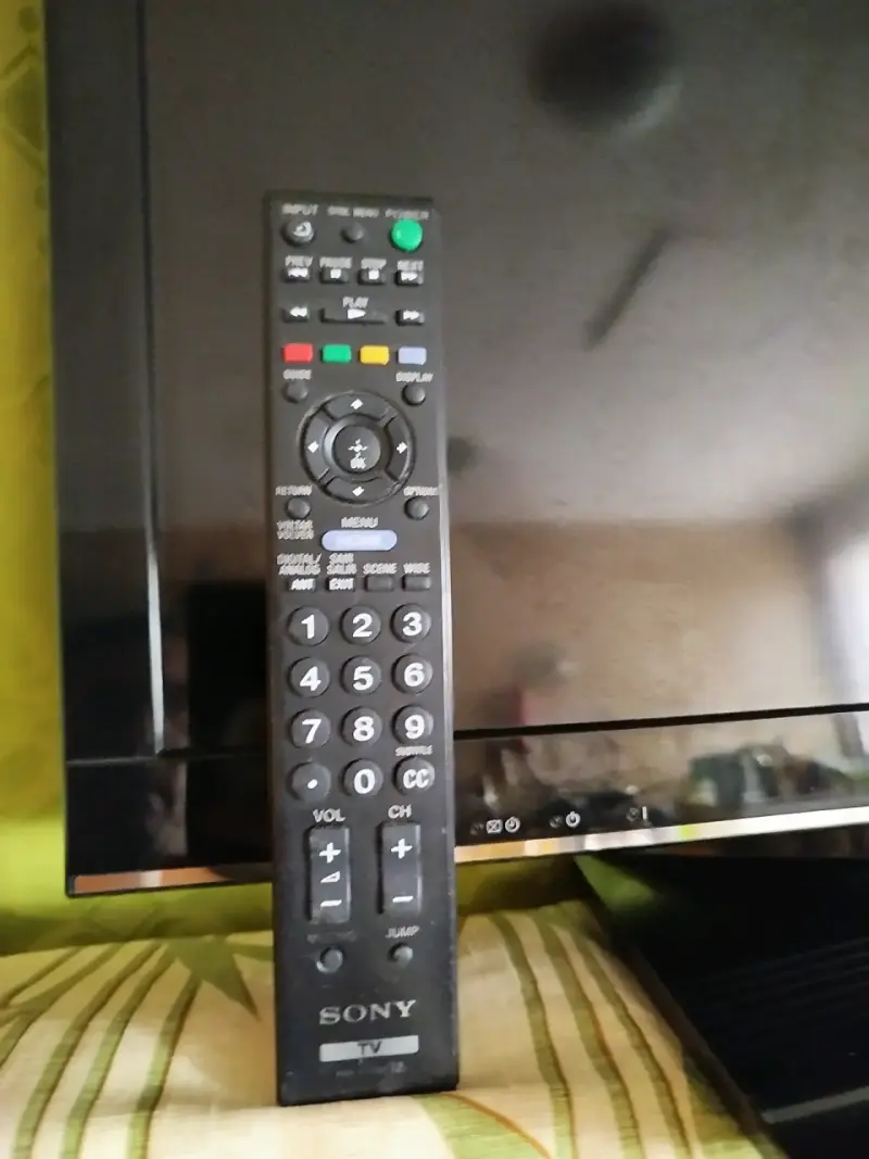 Televisor Sony Bravia con control remoto - 2