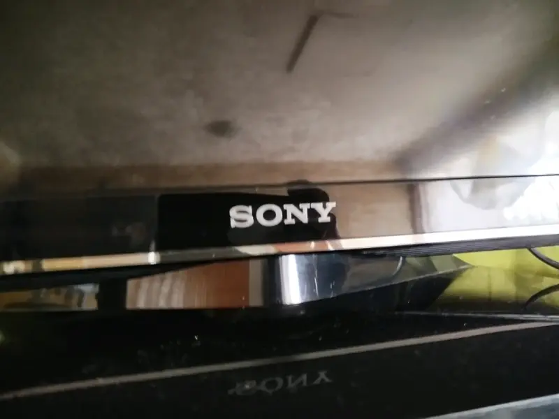 Televisor Sony Bravia con control remoto - 3