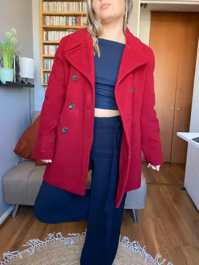 Abrigo rojo de mujer - miniatura 1
