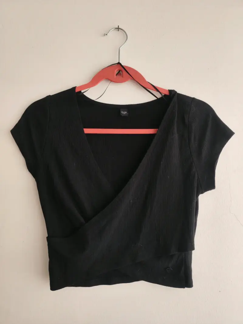 Polera negra de mujer con escote cruzado