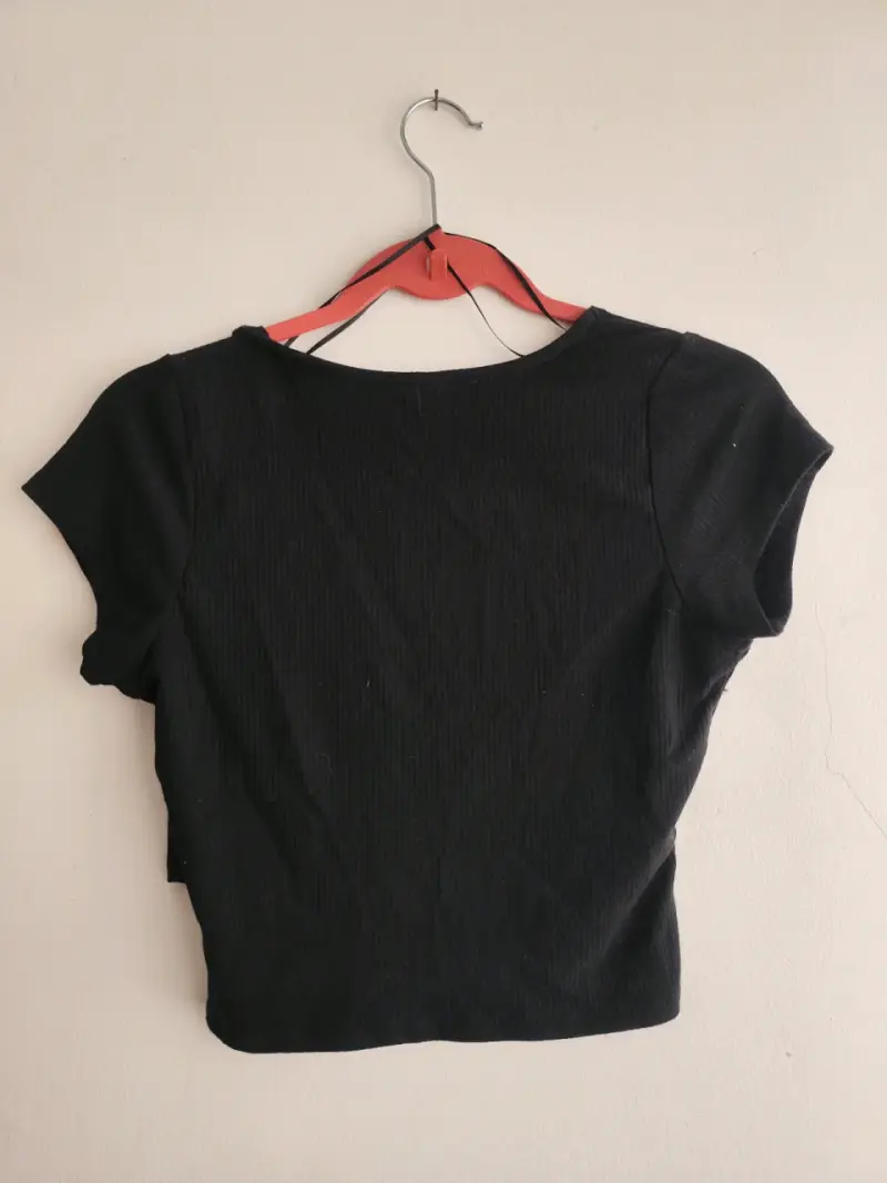 Polera negra de mujer con escote cruzado - 2