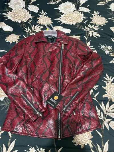 Chaqueta roja de diseño especial - miniatura 1